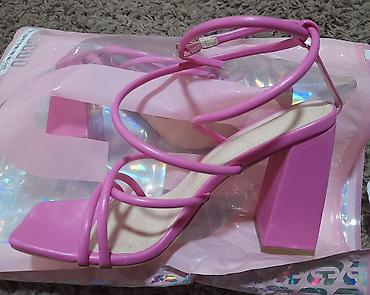 Salonke: Barbie pink kolekcija – modni detalji u žarko ružičastoj boji - — 10