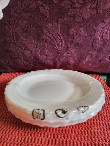 Kuhinjski setovi: Tanjiri novi od arkopala. Tanjiri plitki od arkopala. Bili su — 10