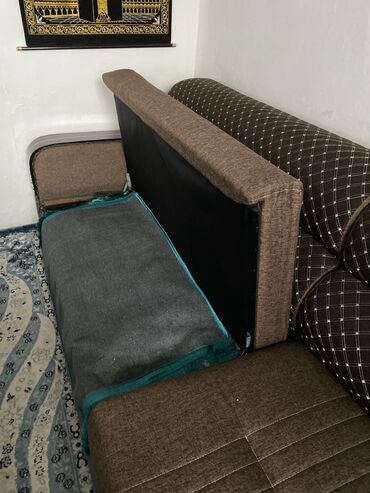 дивань: Прямой диван, цвет - Коричневый, Б/у
