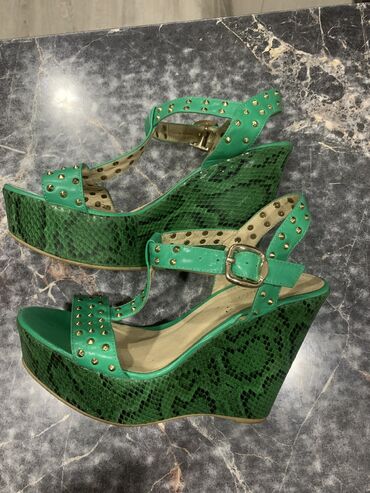 Женская обувь: Продаю босоножки на шплатформе, в идеальном состоянии, размер 40