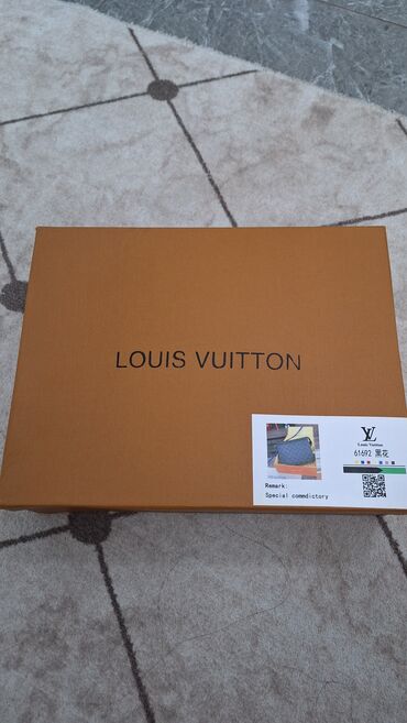 мужские бананки: Элегантный клатч Louis Vuitton выполнен в черном цвете с фирменным