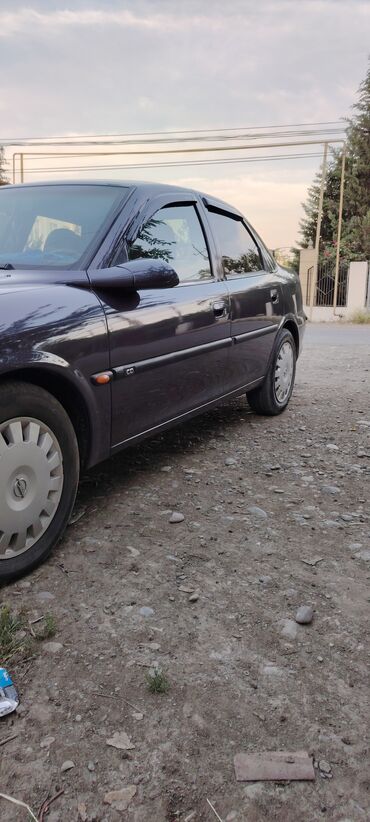 Opel: Tünd göy rəngdə olan Opel Vectra sedanı. Bu avtomobil rahat və — 5