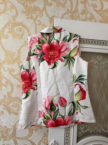 Kürklər: - Tünd qəhvəyi rəngdə xəz. Ölçü 44-48, 2 dəfə toya geyinilib, əla — 6