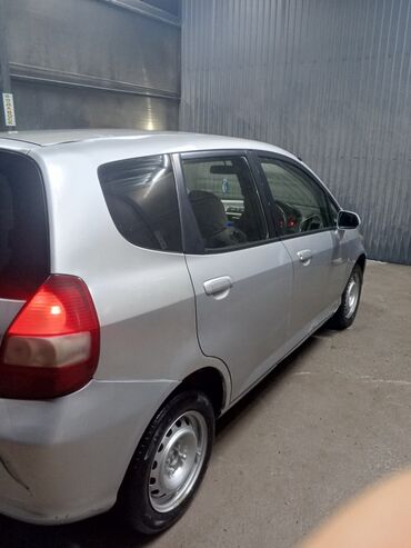 на авто: Honda Fit: 2002 г., 1.3 л, Вариатор, Бензин, Хэтчбэк