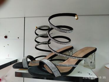 женские босоножки черные на тракторной подошве: Элегантные женские босоножки с открытым носком и квадратным каблуком