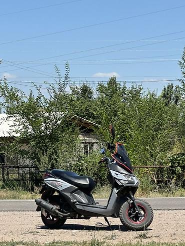 мото номер: Скутер/мопед городского типа, серо‑черный с красными акцентами. Обмен — 2