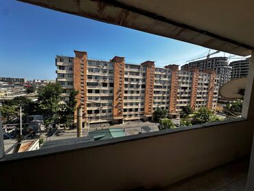 qurtulus 93 kiraye: Bakıxanov qəsəbəsində, Talkuçkanın yaxınlığında yerləşən köhnə tikili
