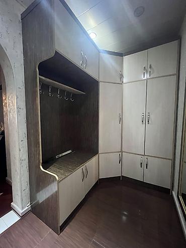 Dolablar: Dehliz mebeli 200 manat.Unvan Qarayev.SH — 1