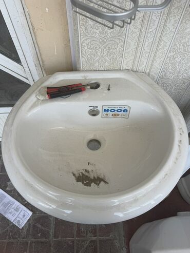 Vannalar: Oval formada, ağ rəngli keramika tualet lavabosu. Lavabonun sol