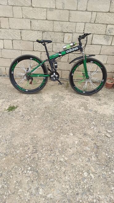 Yaşıl və qara rənglərdə "Adidas" markalı qatlanan velosiped. Bu