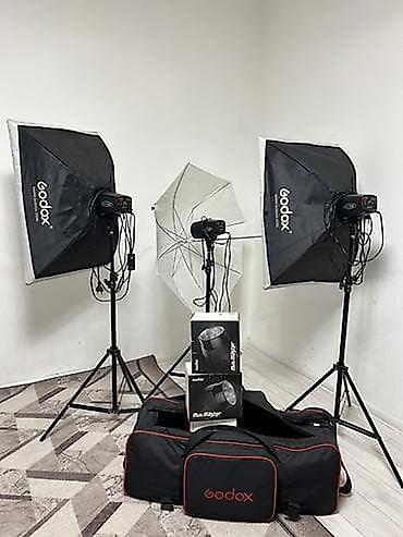 3шт Godox k150a
3шт стойка
2шт софтбокс

Сумки и зонта нет
