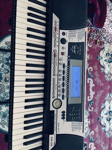 микрофон с колонкой: Электронный синтезатор Yamaha PSR-S550 в черном корпусе с белыми и