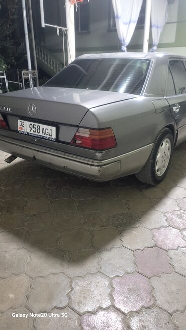 електро машины: Седан Mercedes-Benz E 200 в сером цвете. Модель оснащена дисковыми