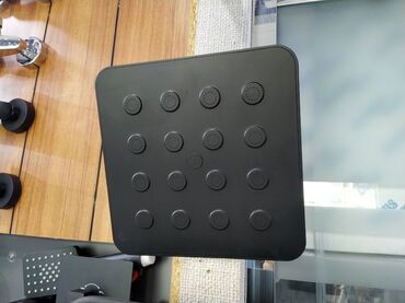 duş kranları: Kvadrat formalı üstdən duş başlığı - Rəng: mat qara - Forma: yumşaq