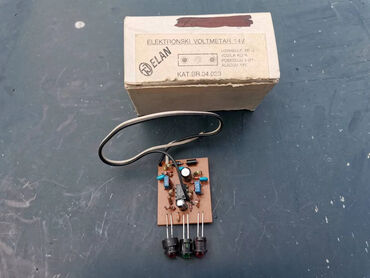 Auto delovi: Elektronski Voltmetar za 14V ELAN. Novo. Lampicama pokazuje kakvo je — 1