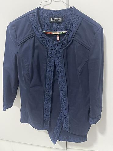 torba bugatti: Elegantna ženska jakna/sako brenda Katrin u tamnoplavoj boji. Model — 1