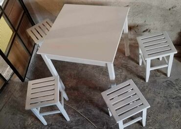 okrugli trpezarijski sto i stolice: Novo