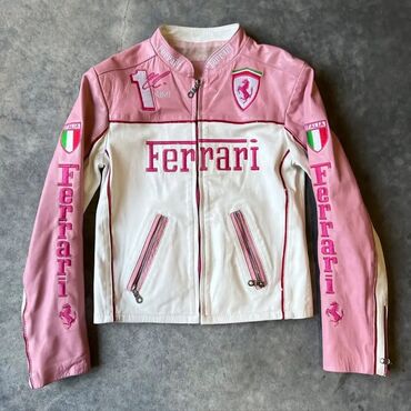 чёрный кожаный плащ: Женская мотокуртка Ferrari в розово-белой гамме. - Материал
