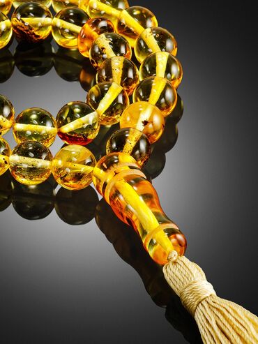 Təsbehlər: Təsbeh – kiçik kəhrəba muncuqlu, şəffaf limon tonlarda.Bütöv — 1