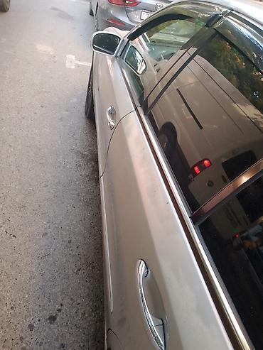 w211 radiator: Mercedes-Benz E-Class sedan (W211), gümüşü rəng. - Kuzov: 4 qapılı — 4