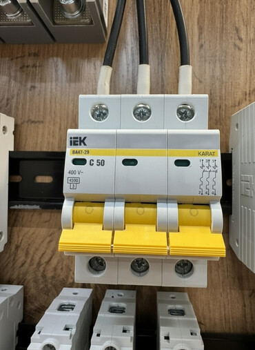 токовые клещи: Электр автоматы, Үч фазалуу, Чыңалуу: 50 ампер, Жаңы lalafo.kg да токовые клещи: Электр автоматы, Үч фазалуу, Чыңалуу: 50 ампер, Жаңы