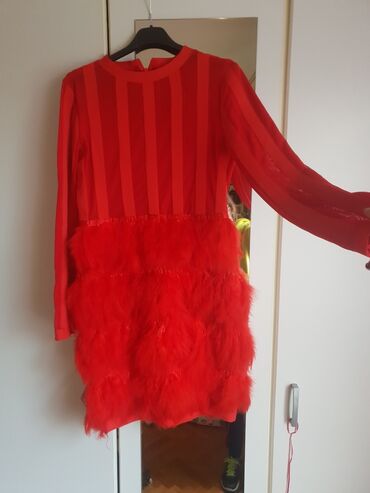 Haljine: Crvena haljina sa perjem, nosena samo jednom u izuzetnom stanju