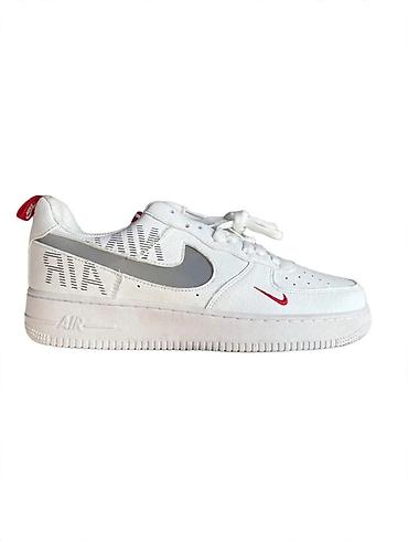 uptempo: Nike Air Force 1 patike – bele sa sivim Swoosh logotipom i crvenim — 1