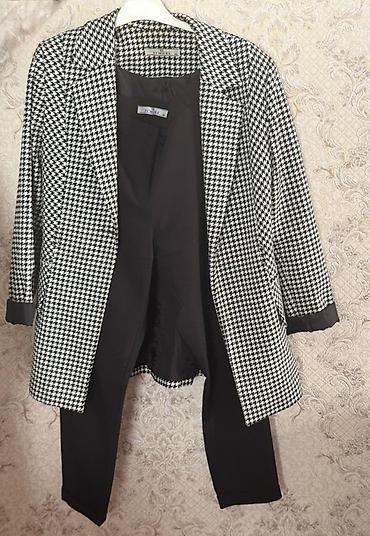 Qadın kostyumu – pencək və şalvar dəsti - Üst: Qara‑ağ “houndstooth”