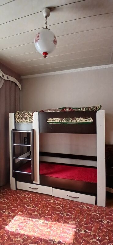Двухъярусные кровати: Срочно продаю двухъярусную кровать с лестницей и ящиками для хранения