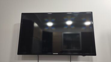 самсунг смарт тв 42 дюйма цена: Телевизор Samsung в черном корпусе, оснащенный плоским экраном. Может