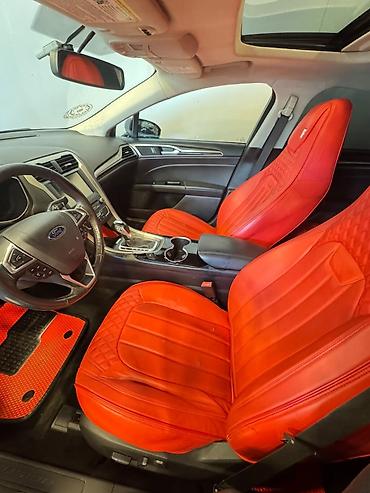 balta disk: Ford sedan – qara eksteryer, aqressiv ön panel və iri bal pətəyi — 4