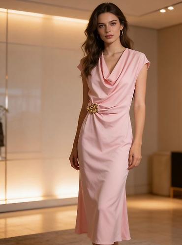 Haljine: Elegantna večernja haljina bez rukava sa drapiranim kaskadnim izrezom — 7