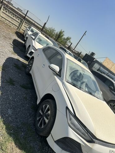 мини электромобиль: Белый кроссовер BYD Song EV с современным дизайном. Автомобиль оснащен