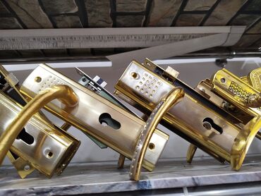 qapi ucun vinil: Qapı üçün metal tutacaq və zamok dəsti - Material: möhkəm metal