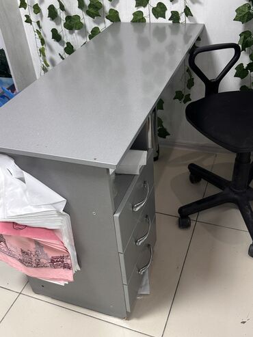 угловой офисный стол: Офисный Стол, цвет - Серебристый, Б/у