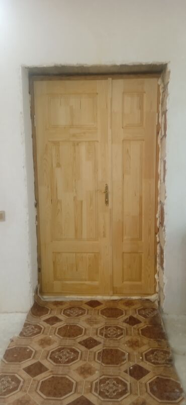 Бункерные двери: Ağac materialdan hazırlanmış bu ikili qapı, otaqlar arasında və ya ev