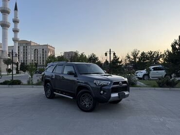 виста ардео vista ardeo: Внедорожник Toyota 4Runner серого цвета. Оснащен рейлингами на крыше