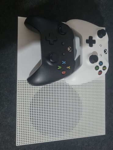 пульт для приставки: Продаю Xbox One S с объёмом 1000 ГБ. Состояние отличное, дефектов нет