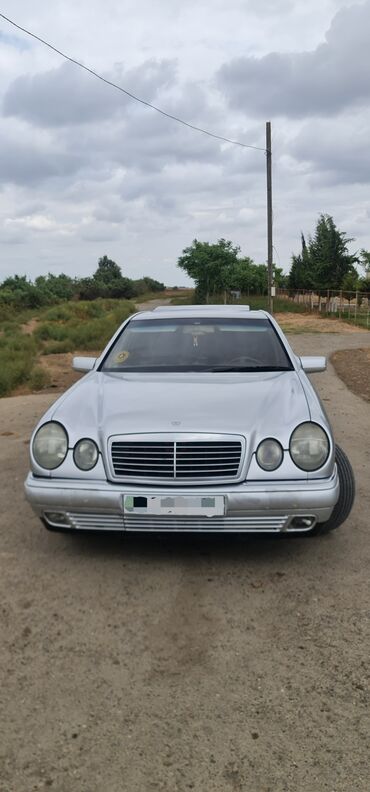 mercedes yan guzguler: Mercedes-Benz E 220: 2.2 l | 1997 il Sedan