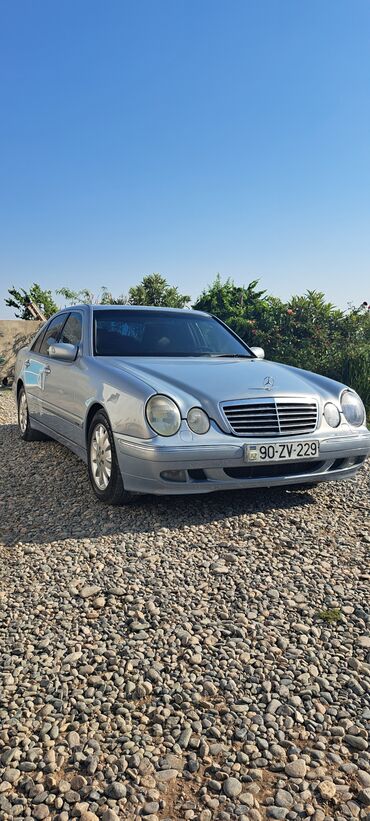 Mercedes-Benz: Mercedes-Benz E 220: 2.2 l | 2000 il Sedan — 2