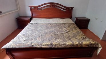 постельное белье семейное: Продаётся кровать с тумбочками и шифонер . цена договорная