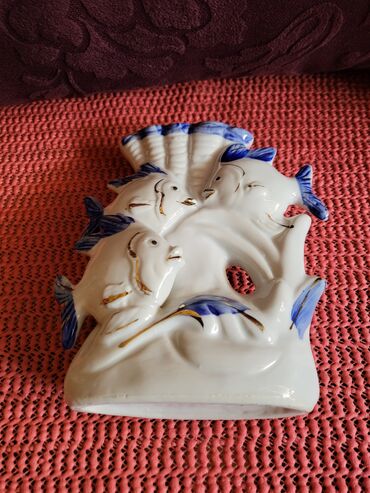 Figurice i makete: Figura vintaz nova porcelanska. Na figuri par tackica boja i — 8