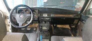 QAZ: QAZ 2410: 2.4 l | 1992 il 100000 km Sedan — 3