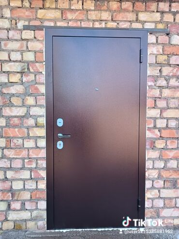 Двери для домов и квартир: Продается входные город Токмок на базаре на против ресторана МИК — 6