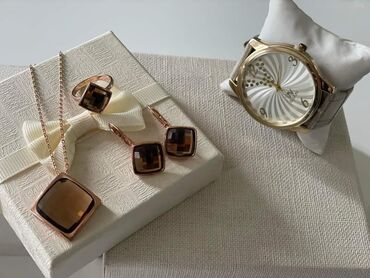 Setovi nakita: Komplet nakita sa kutijom
Cena 2000din — 5