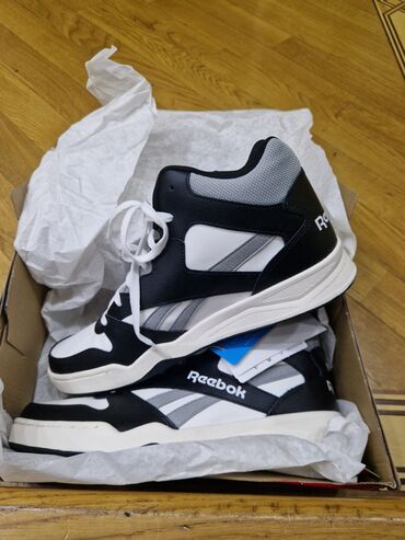 reebok ağ qaçış üçün qadın krossovkaları: Rebook ayaqqabı. Yenidir. Etiketi yerindədir. "43 ÖLÇÜ, 28 CM".Ölçüsü