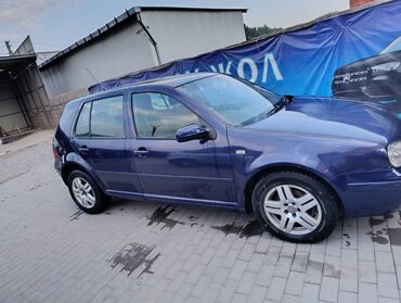 поло фольксваген: Автомобиль Volkswagen Golf, представленный в темно-синем цвете