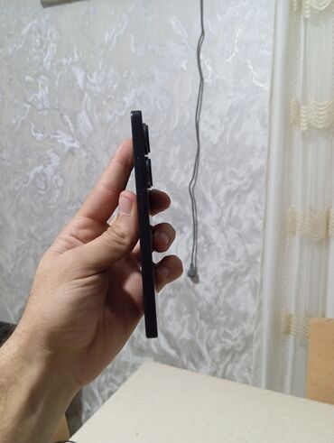 Redmi: Redmi smartfon - Rəng: qara, parlaq arxa panel - Kamera: arxada çoxlu — 8