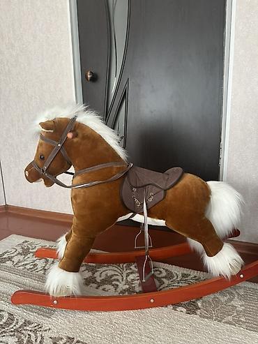 детские лошадь: Детская лошадка-качалка плюшевая - Мягкая плюшевая поверхность, грива — 1
