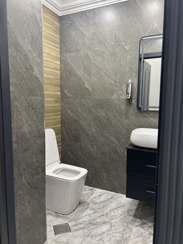 Restoran, kafelər: İcarəyə obyekt – şəhər mərkəzində, tarixi binaların sırasındakı küçədə — 17